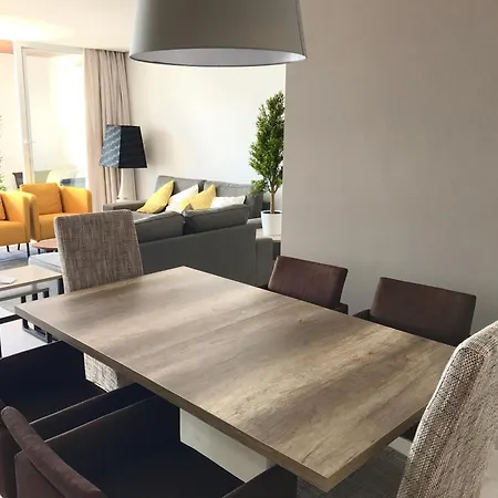 Fantastic 4 Bedroom With Ocean Views! Apartment