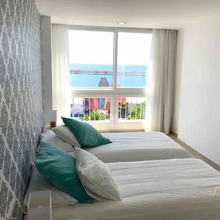 Fantastic 4 Bedroom With Ocean Views! Apartment