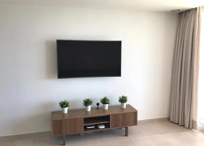 Fantastic 4 Bedroom With Ocean Views! Apartment *