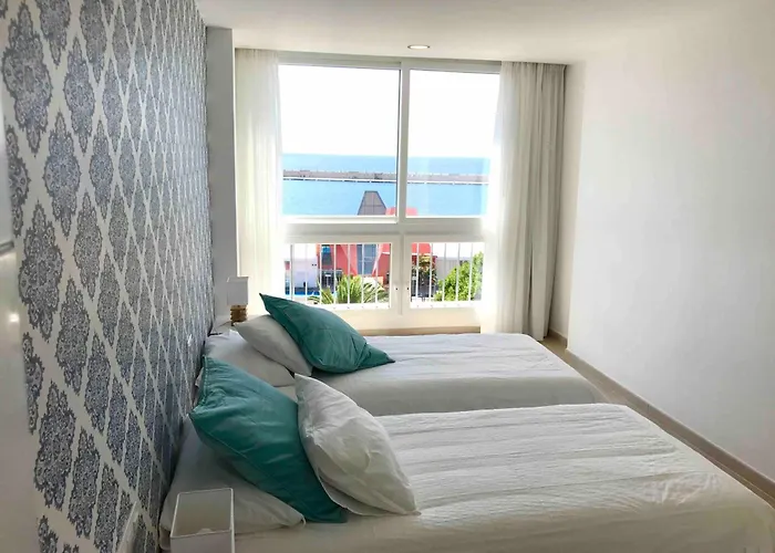 Fantastic 4 Bedroom With Ocean Views! Apartment